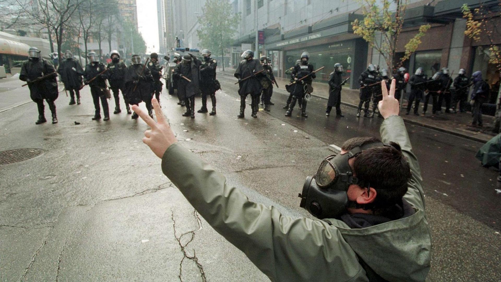 Tränengas wurde gegen die Demonstranten eingesetzt während der Proteste gegen die Konferenz der WTO in Seattle am 30.11.1999 Tränengas wurde gegen die Demonstranten eingesetzt während der Proteste gegen die Konferenz der WTO in Seattle am 30.11.1999