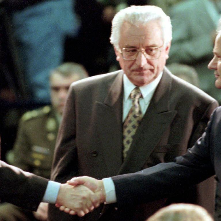 November 1995: Die drei Präsidenten Alija Izetbegovic (Bosnien, l.), Slobodan Milosevic (Serbien, r.) und Franjo Tudjman (Kroatien, M.) zu Beginn der Friedensverhandlungen in Dayton, Ohio