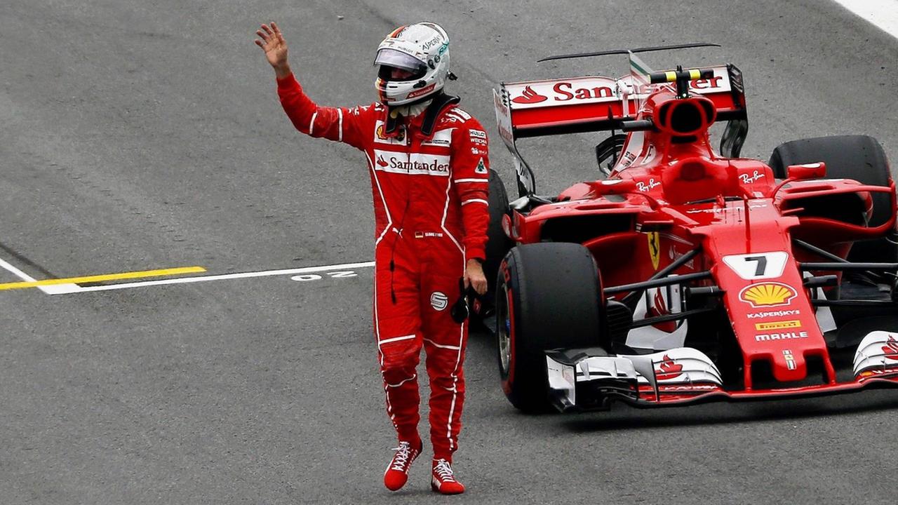 Der Renn-Fahrer Sebastian Vettel winkt. Der Renn-Fahrer Sebastian Vettel winkt.