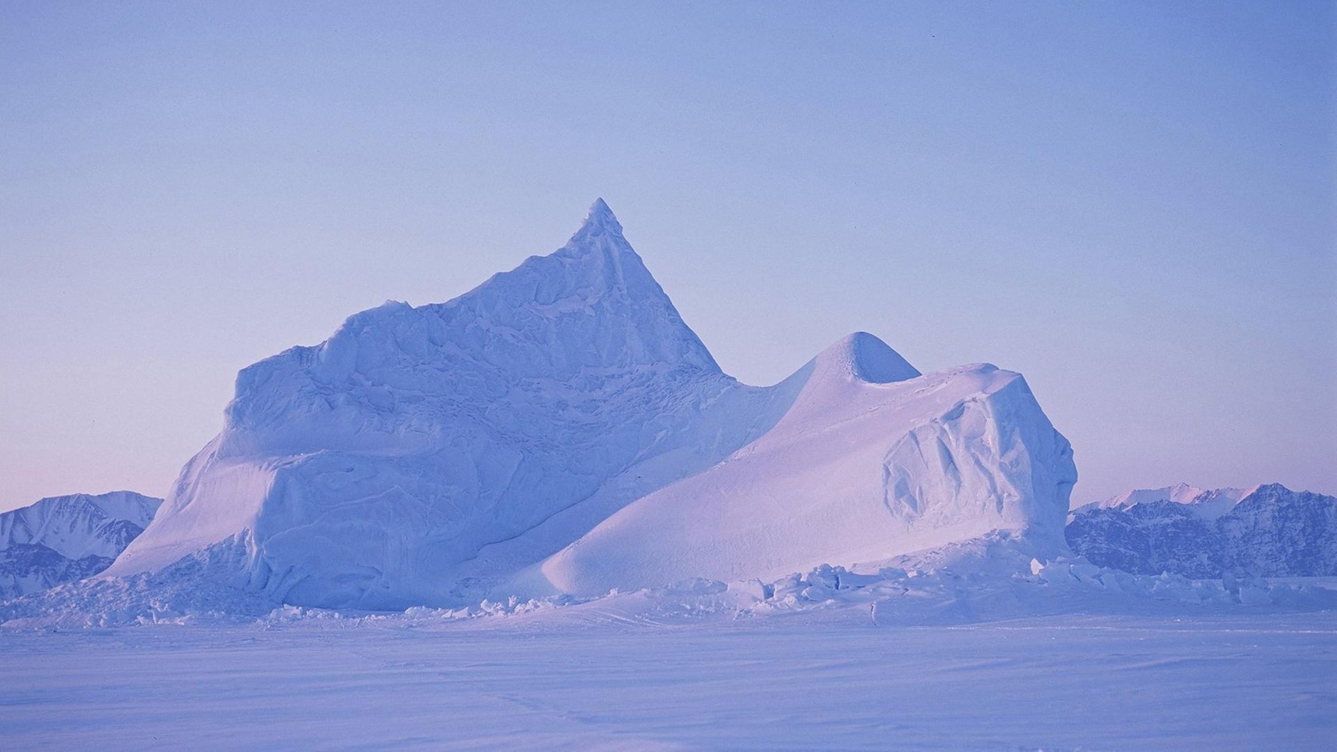 Die Aufnahme von 2003 zeigt einen Eisberg vor der Nordküste von Baffin Island im kanadischen Territorium Nunavut. Die Aufnahme von 2003 zeigt einen Eisberg vor der Nordküste von Baffin Island im kanadischen Territorium Nunavut.