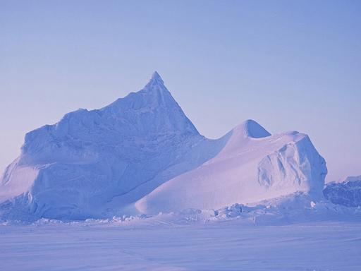 Die Aufnahme von 2003 zeigt einen Eisberg vor der Nordküste von Baffin Island im kanadischen Territorium Nunavut.