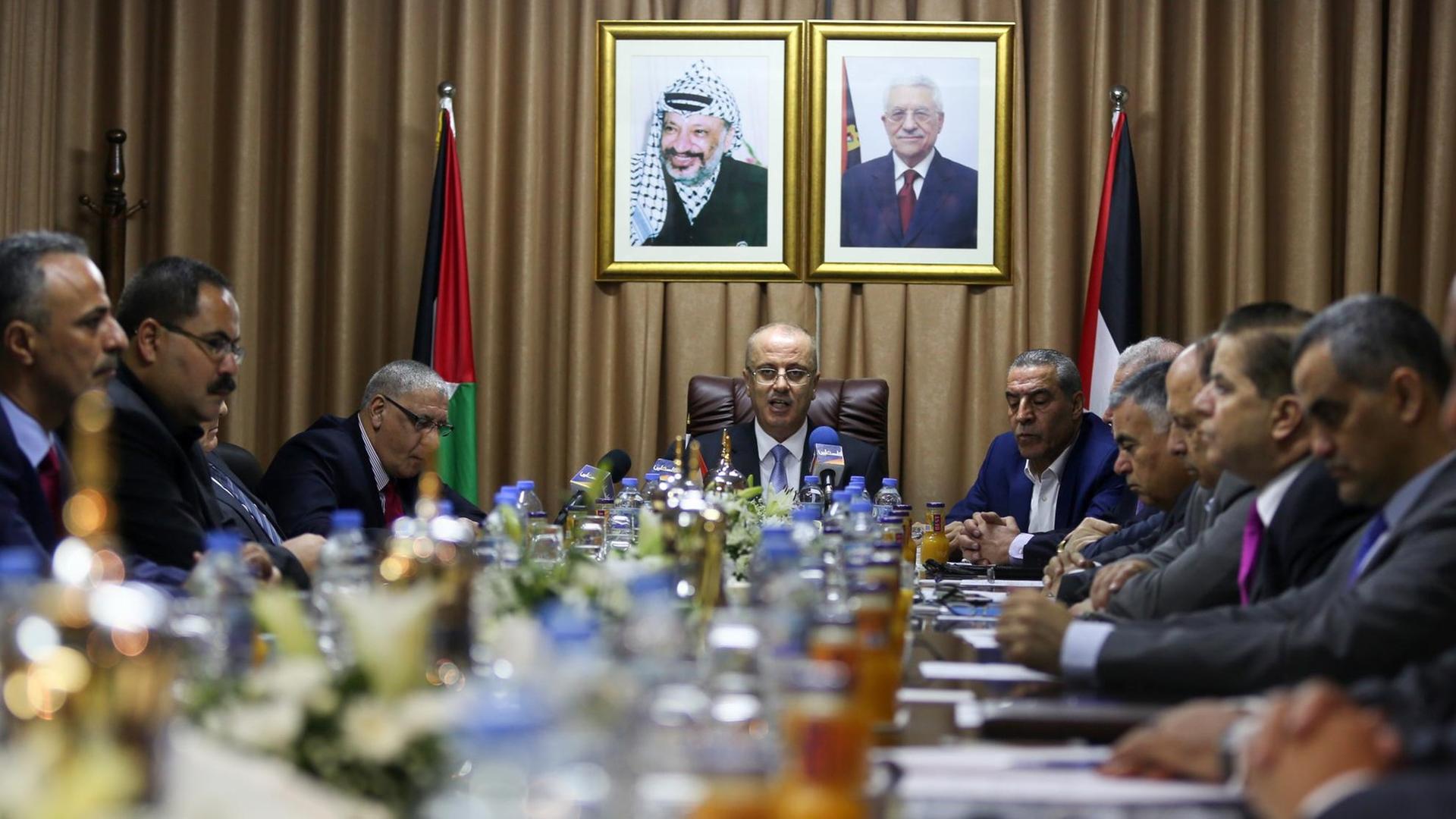 Der palästinensische Ministerpräsident Rami Hamdallah spricht am 3.10.2017 in Gaza zu seinem Kabinett. Der palästinensische Ministerpräsident Rami Hamdallah spricht am 3.10.2017 in Gaza zu seinem Kabinett.