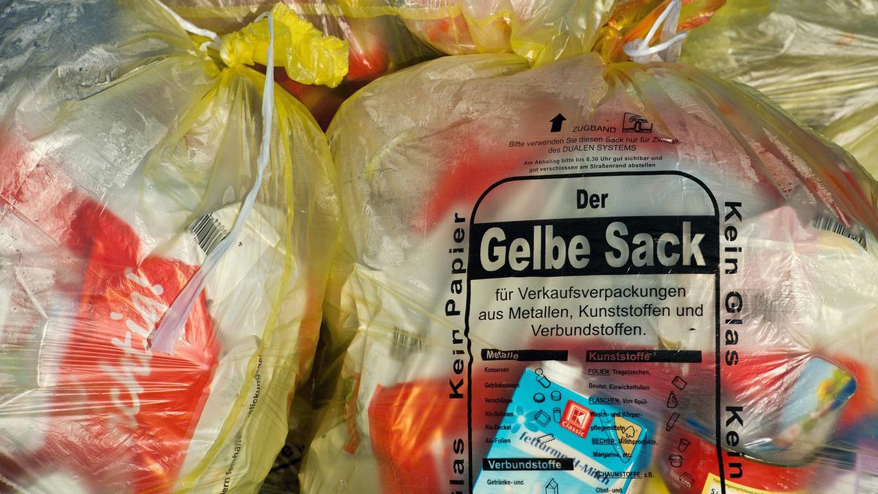 Gelbe Säcke stehen an einem Grundstück zur Abholung bereit am 11.03.2014 in Sieversdorf (Brandenburg).