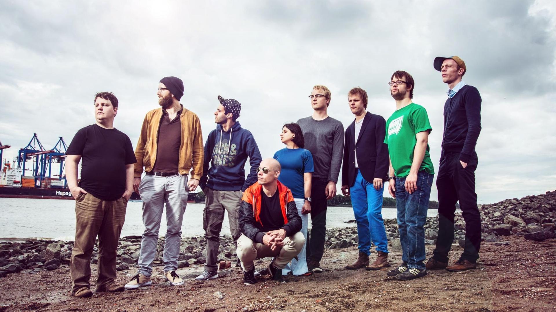 Band aus 9 Musikern posiert am Hamburger Hafen