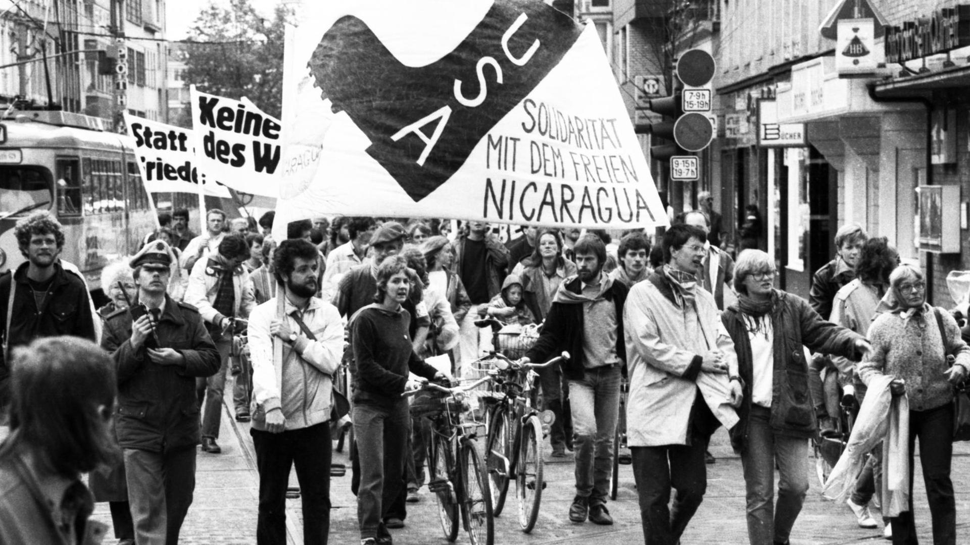 Anlaesslich des evangelischen Kirchentages demonstrierten Christen gegen Ruestung und Nato-Doppelbeschluss und für Solidarität mit Nicaragua. Foto: Klaus Rose