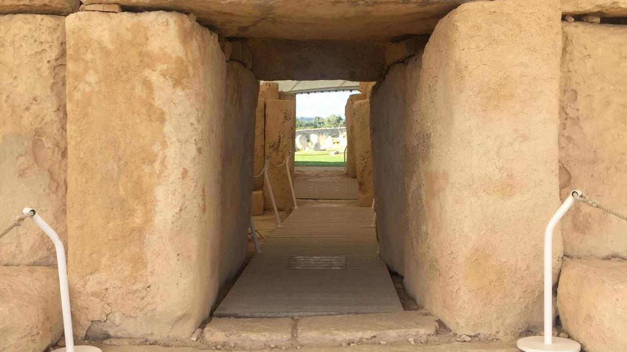 Eingang zu Maltas Megalithtempel von Ħaġar Qim - ein Durchgang unter großen Felsblocken. Eingang zu Maltas Megalithtempel von Ħaġar Qim - ein Durchgang unter großen Felsblocken.