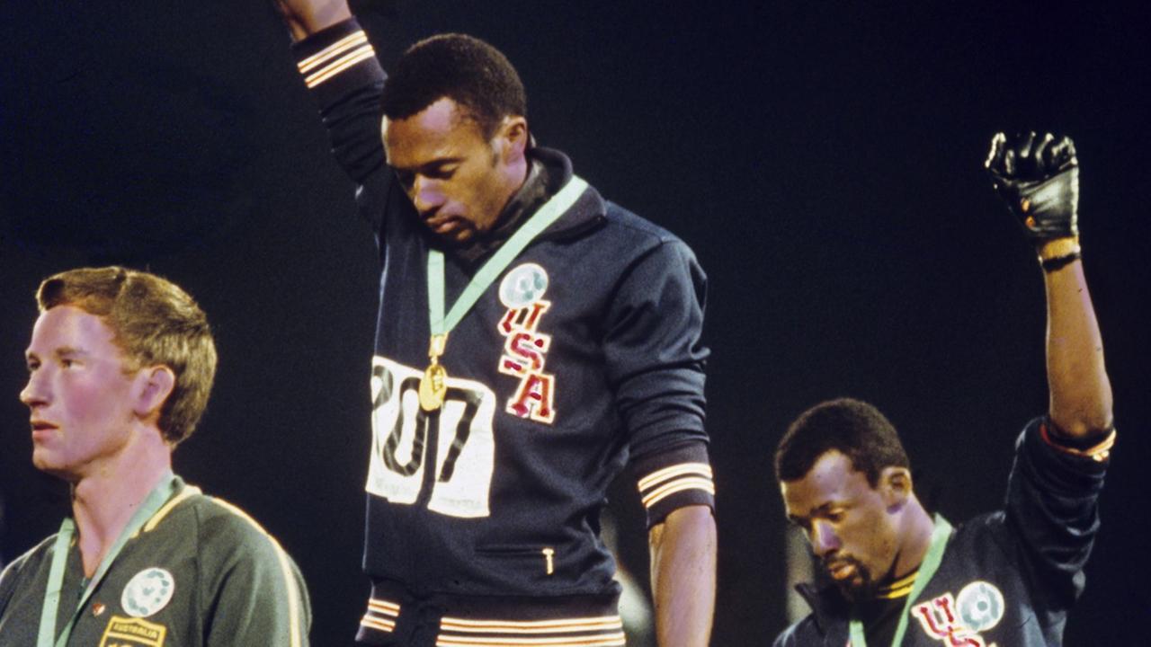 Bei der Siegerehrung für den 200m-Lauf der Männer demonstrieren die Amerikaner Tommie Smith (M, Goldmedaille) und John Carlos (r, Bronzemedaille) mit hochgereckter geballter Faust in schwarzem Handschuh für die "Black Power" Bewegung. Links der Gewinner der Silbermedaille, der Australier Peter Norman. Bei der Siegerehrung für den 200m-Lauf der Männer demonstrieren die Amerikaner Tommie Smith (M, Goldmedaille) und John Carlos (r, Bronzemedaille) mit hochgereckter geballter Faust in schwarzem Handschuh für die "Black Power" Bewegung. Links der Gewinner der Silbermedaille, der Australier Peter Norman.