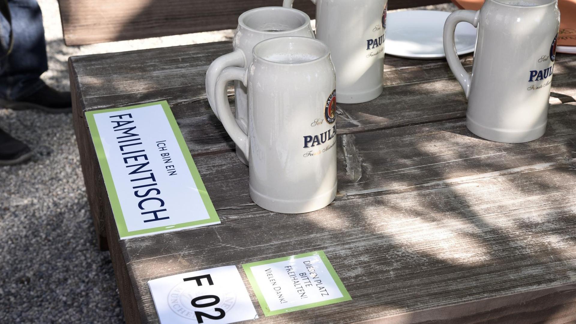 Im Biergarten Paulaner am Nockherberg in München sind bei der Wiedereröffnung nach der Lockerung der Corona-Schutzmaßnahmen die Tische mit Nummern markiert. Im Biergarten Paulaner am Nockherberg in München sind bei der Wiedereröffnung nach der Lockerung der Corona-Schutzmaßnahmen die Tische mit Nummern markiert.