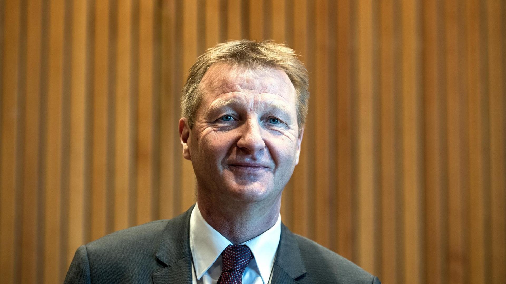 Der nordrhein-westfälische Innenminister Ralf Jäger (SPD) steht im Saal des Innenausschusses. Der nordrhein-westfälische Innenminister Ralf Jäger (SPD) steht im Saal des Innenausschusses.