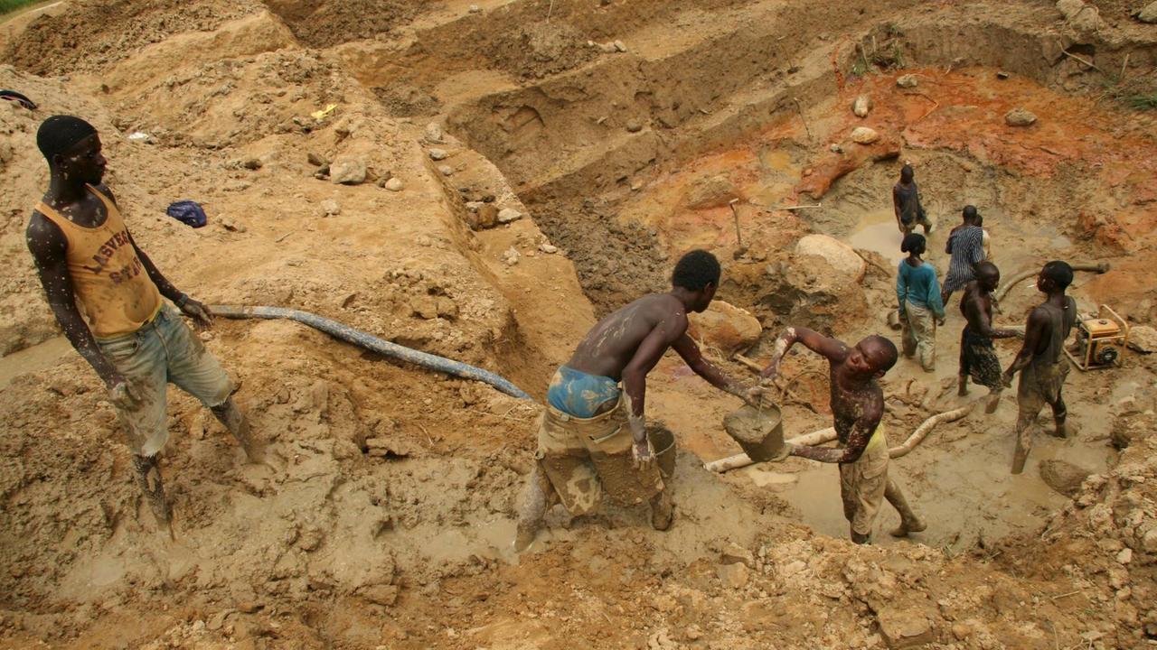 Kleinbergbauern in Kono, im Osten von Sierra Leone, die nach Diamanten suchen.