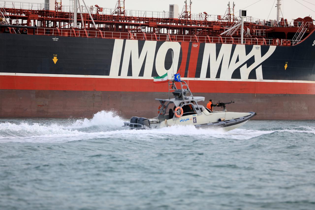Ein Schnellboot der iranischen Revolutionsgarden umkreist den unter britischer Flagge fahrenden Öltanker "Stena Impero". Ein Schnellboot der iranischen Revolutionsgarden umkreist den unter britischer Flagge fahrenden Öltanker "Stena Impero".