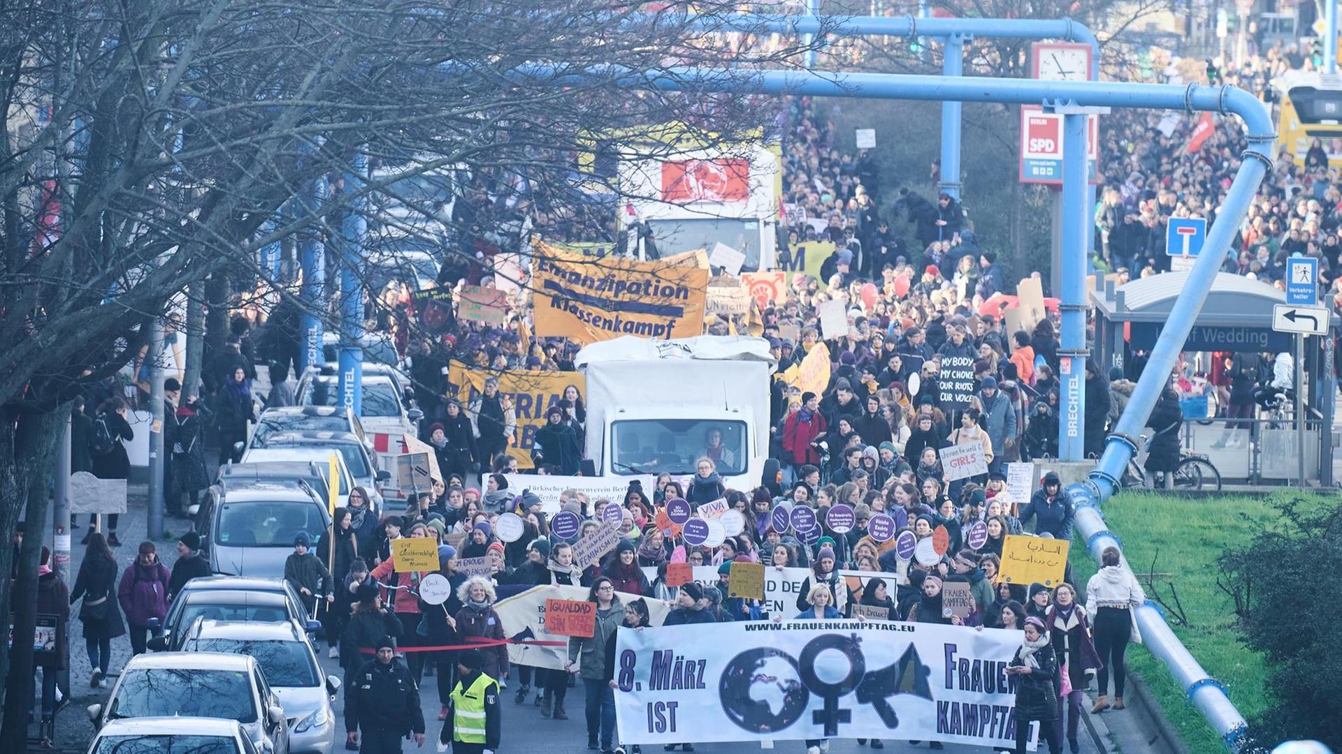 Das Foto zeigt eine Demonstration am Frauen-Tag in Berlin.
