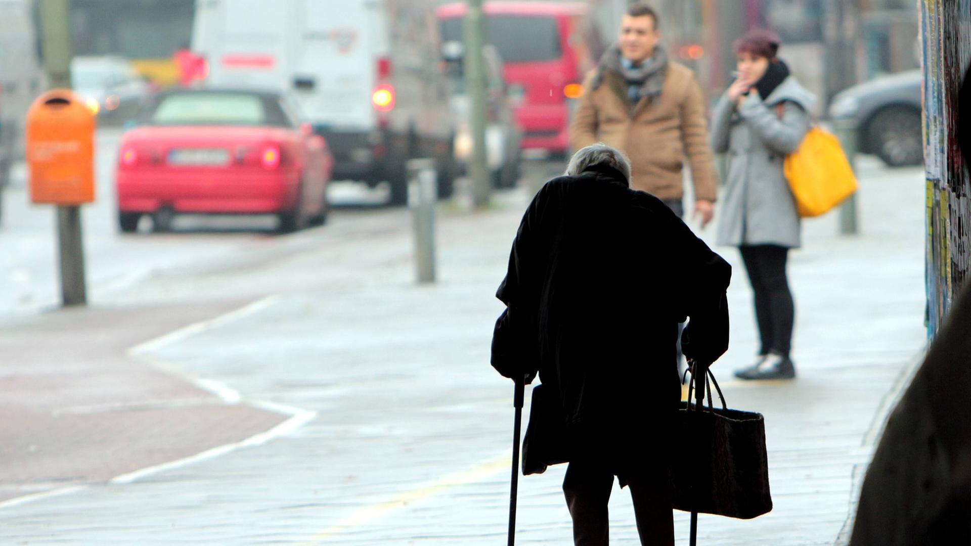 Eine Seniorin mit Gehbehinderung allein unterwegs Eine Seniorin mit Gehbehinderung allein unterwegs