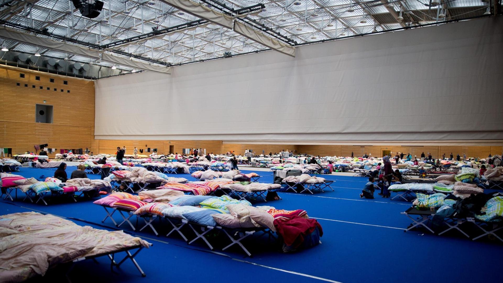 Notunterkunft für Flüchtlinge in einer Sporthalle in Berlin Charlottenburg. Notunterkunft für Flüchtlinge in einer Sporthalle in Berlin Charlottenburg.