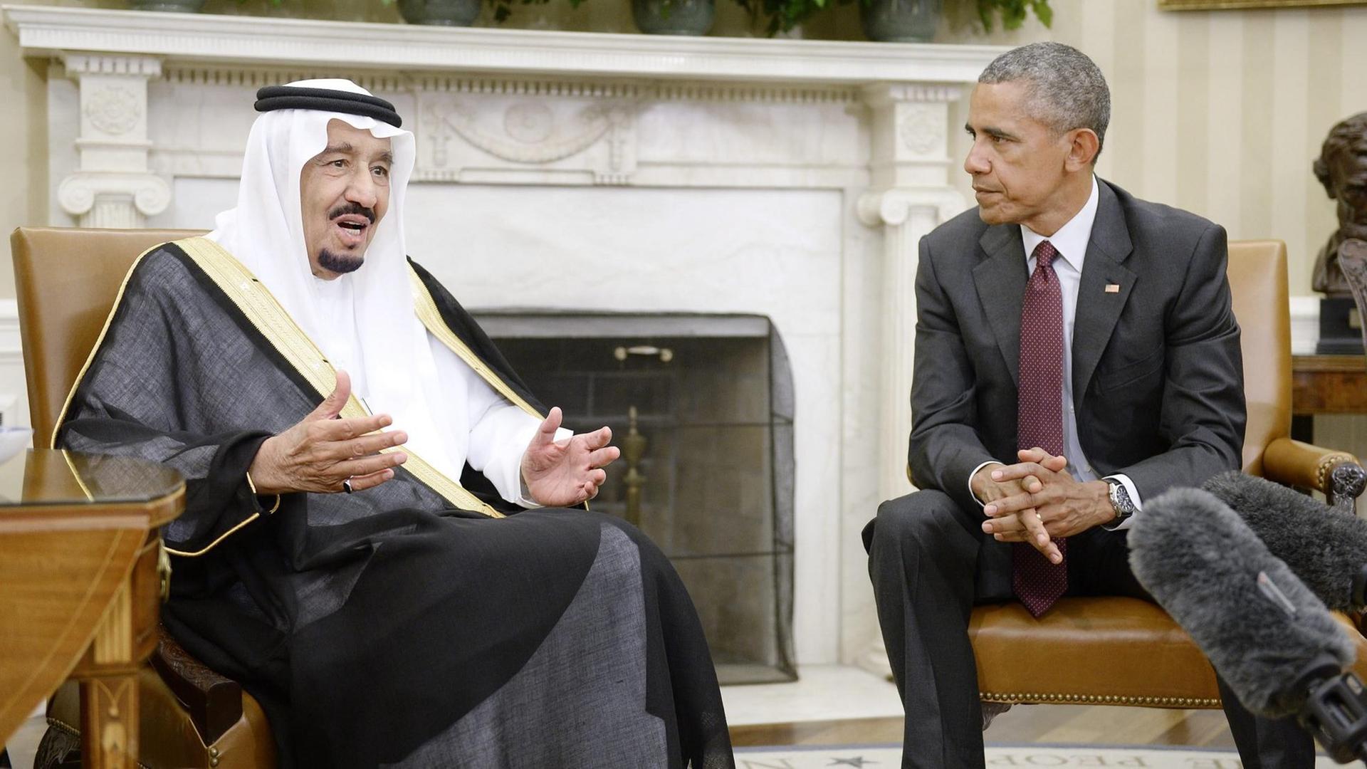 Der saudische König Salman und US-Präsident Obama sitzen im Weißen Haus und beraten sich. Der saudische König Salman und US-Präsident Obama sitzen im Weißen Haus und beraten sich.