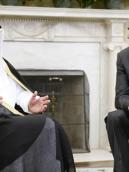 Der saudische König Salman und US-Präsident Obama sitzen im Weißen Haus und beraten sich.