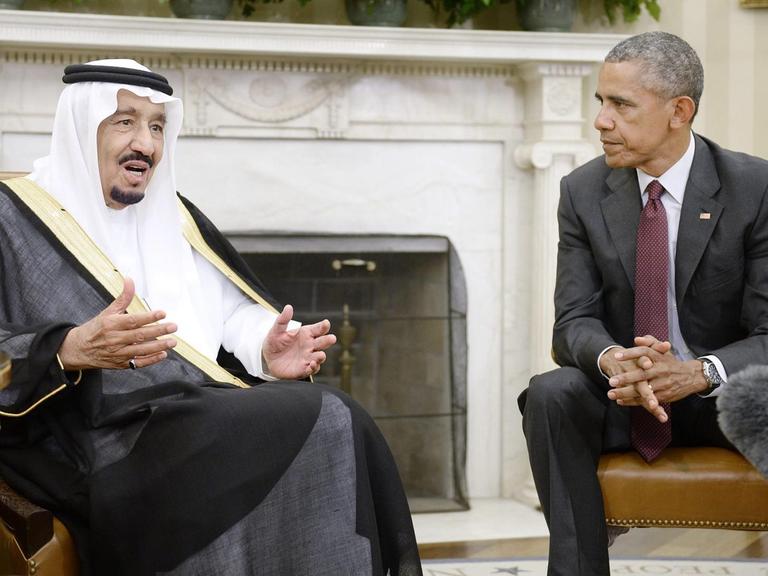 Der saudische König Salman und US-Präsident Obama sitzen im Weißen Haus und beraten sich.