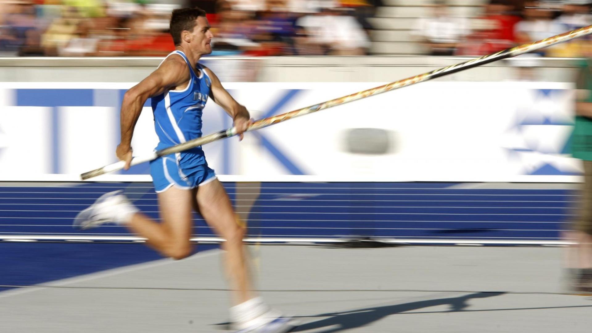 Der italienische Stabhochspringer Giuseppe Gibilisco bei der Leichtathletik-WM 2009 in Berlin. Der italienische Stabhochspringer Giuseppe Gibilisco bei der Leichtathletik-WM 2009 in Berlin.