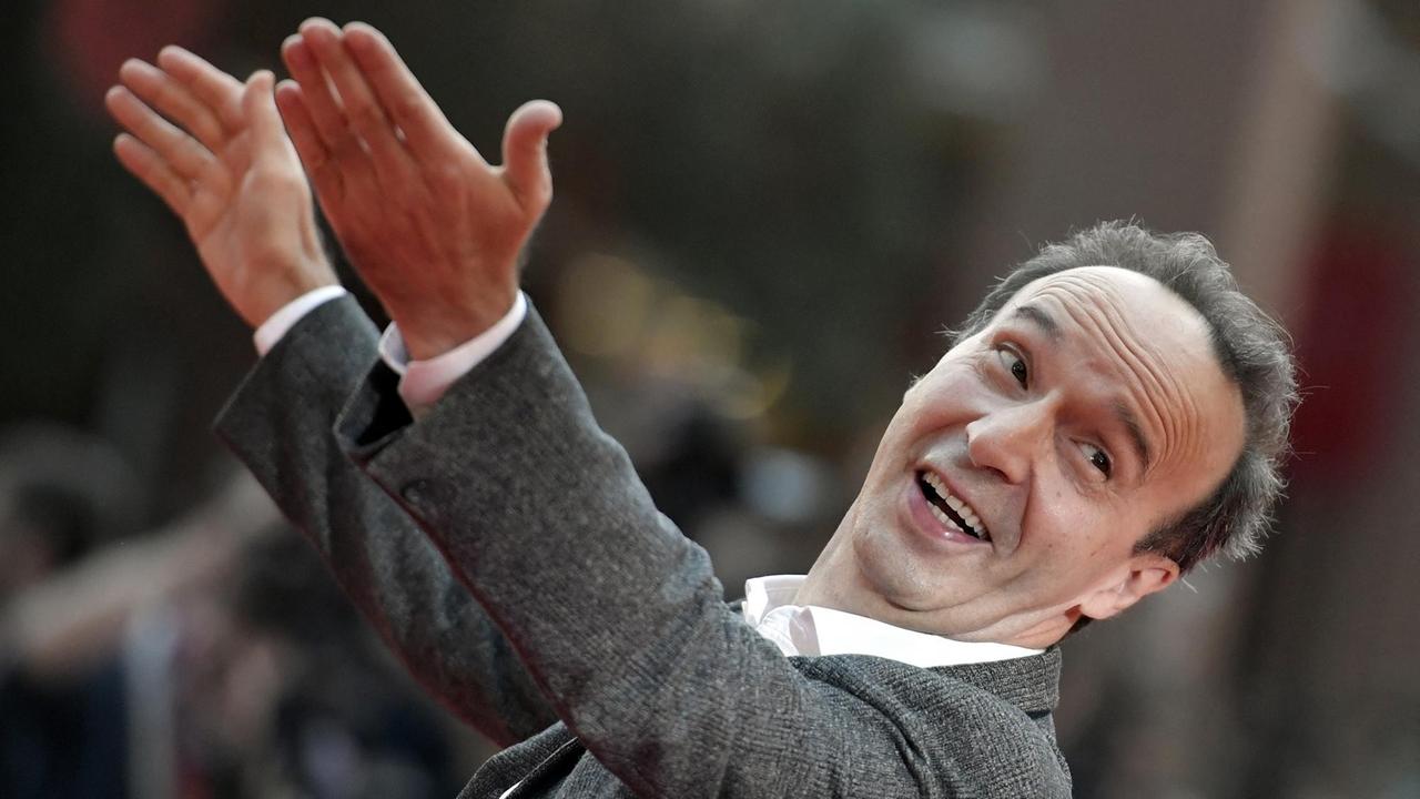 Roberto Benigni posiert mit ausgebreiteten Armen für die Kamera. Roberto Benigni posiert mit ausgebreiteten Armen für die Kamera.