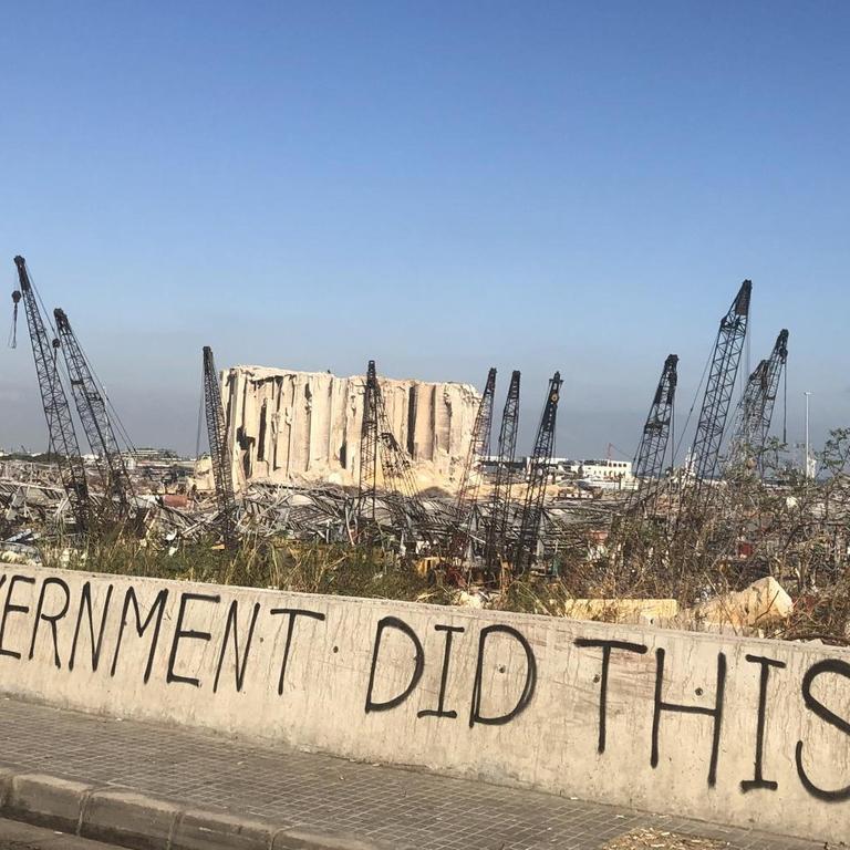"Meine Regierung hat das gemacht", steht am Straßenrand vor der Ruine des Lagerhauses in Beirut, das Anfang August 2020 explodierte