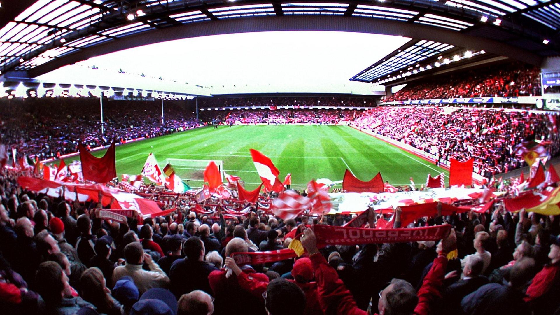 Innenansicht eines vol besetzten Stadions mit Fans Innenansicht eines vol besetzten Stadions mit Fans