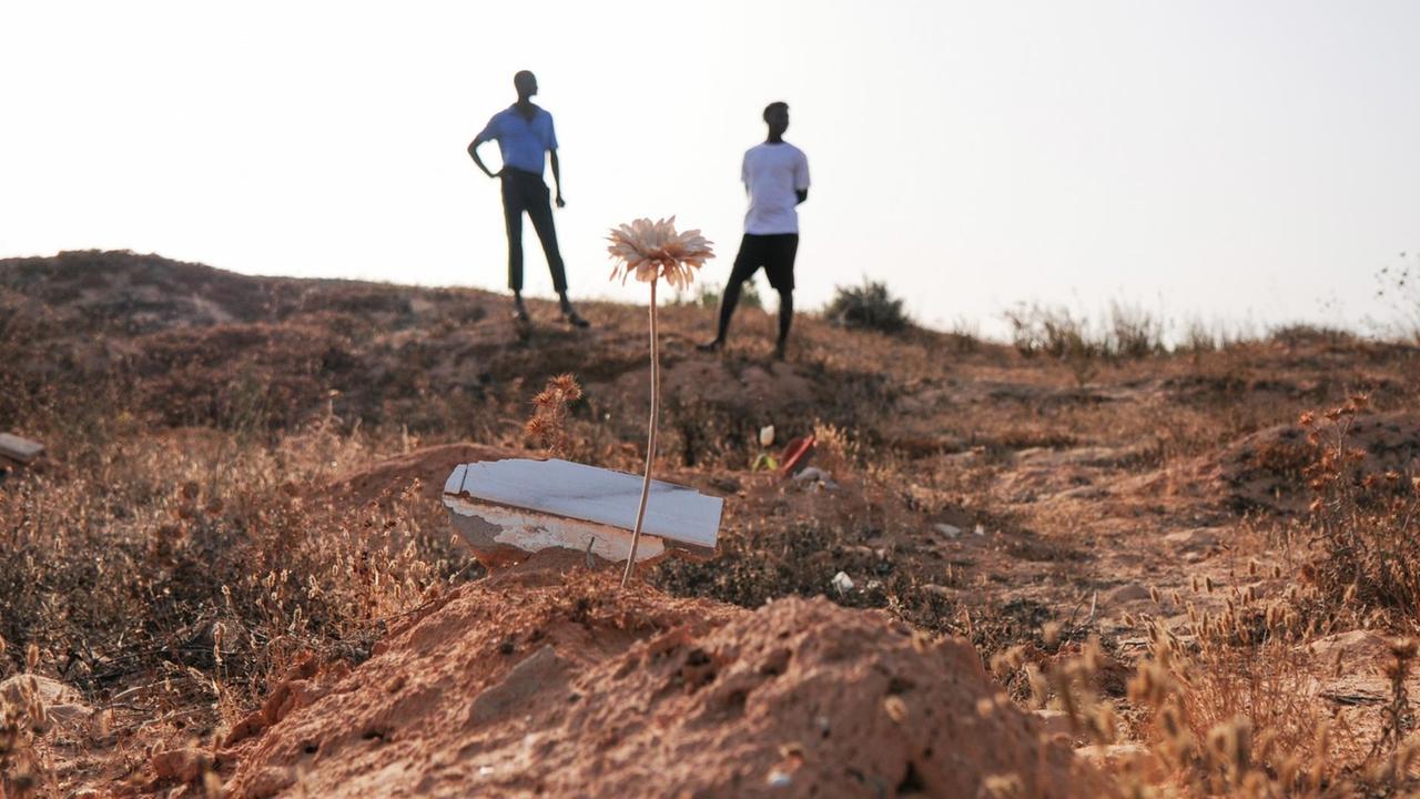 Mamadou Kamarra (links), und Ousmane Koulibali aus Mali stehen am "Friedhof der Unbekannten"in Zarzis/ Tunesien Mamadou Kamarra (links), und Ousmane Koulibali aus Mali stehen am "Friedhof der Unbekannten"in Zarzis/ Tunesien
