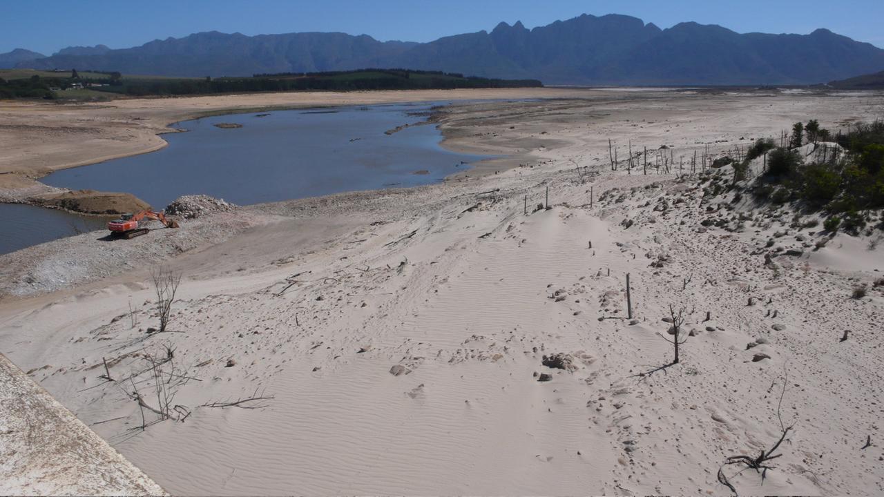 Der ausgetrocknete Theewaterskloof-Damm Der ausgetrocknete Theewaterskloof-Damm