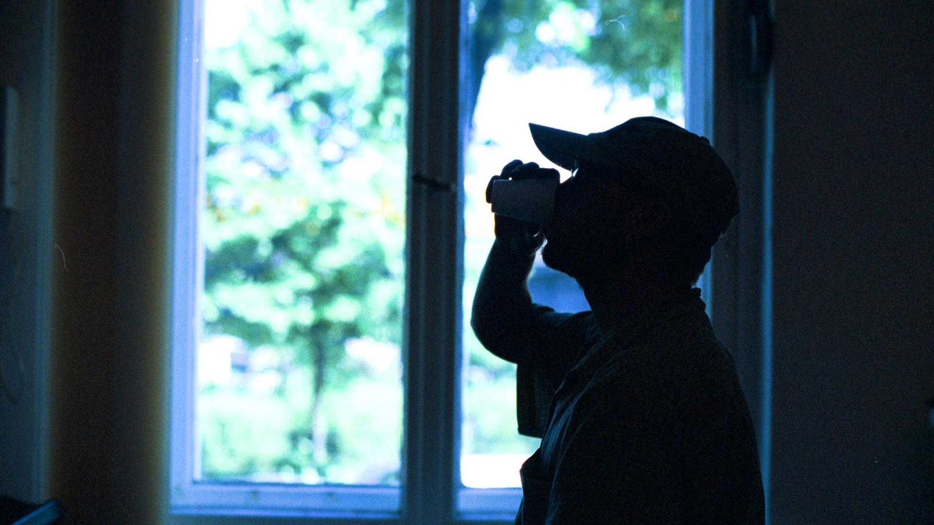 Süchtiger trinkt Methadon: Die Ersatzdroge soll Süchtige von der Beschaffungskriminalität fernhalten Süchtiger trinkt Methadon: Die Ersatzdroge soll Süchtige von der Beschaffungskriminalität fernhalten