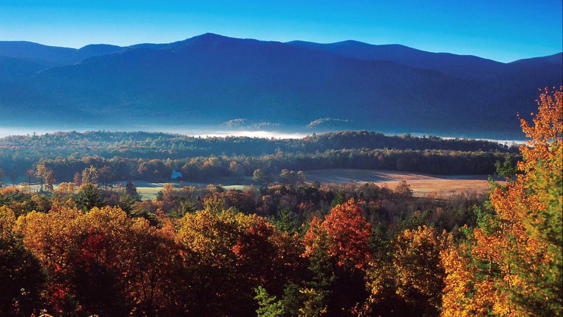 Panoramafoto Landschaft in Tennessee: Wald, Berge, eine kleine weiße Kirche Panoramafoto Landschaft in Tennessee: Wald, Berge, eine kleine weiße Kirche