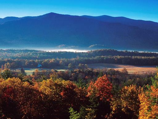Panoramafoto Landschaft in Tennessee: Wald, Berge, eine kleine weiße Kirche