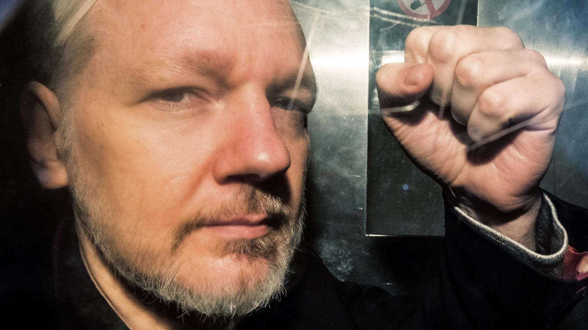Wikileaks-Gründer Julian Assange am 1. Mai auf dem Weg zum Gericht in London. Wikileaks-Gründer Julian Assange am 1. Mai auf dem Weg zum Gericht in London.