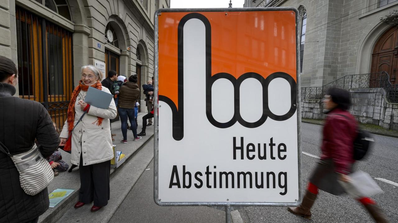 "Weiß Gott alle drei Monate eine Volksabstimmung" - Aufruf zur Stimmabgabe in der Schweiz "Weiß Gott alle drei Monate eine Volksabstimmung" - Aufruf zur Stimmabgabe in der Schweiz