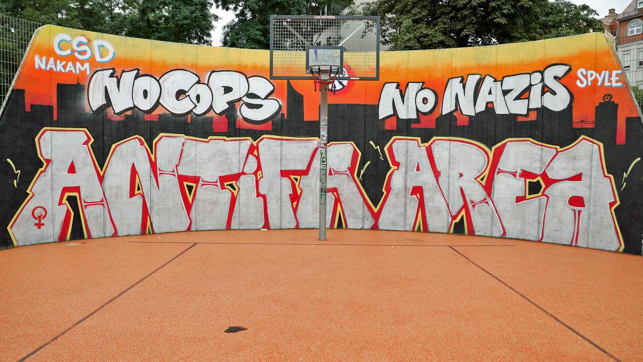 "No Cops, No Nazis, Antifa-Area" steht an einem Basketball-Feld in Connewitz in Leipzig. "No Cops, No Nazis, Antifa-Area" steht an einem Basketball-Feld in Connewitz in Leipzig.