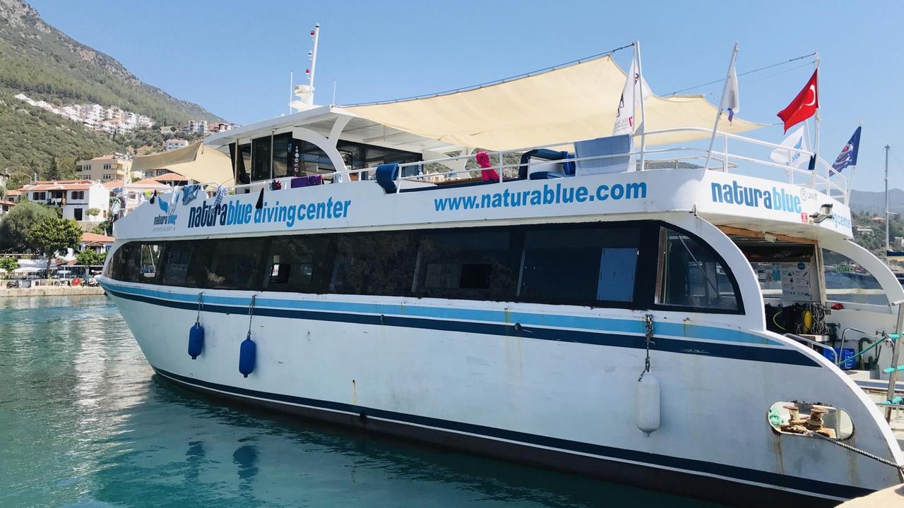 Ein kleines weißes Schiff im Hafen. Ein kleines weißes Schiff im Hafen.
