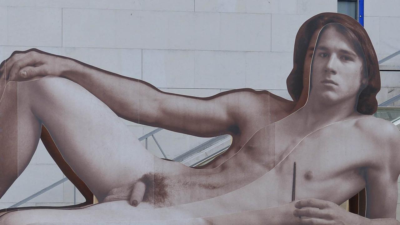 Ein nackter Mann posiert - als Teil einer Ausstellung Leopold-Museum in Wien.