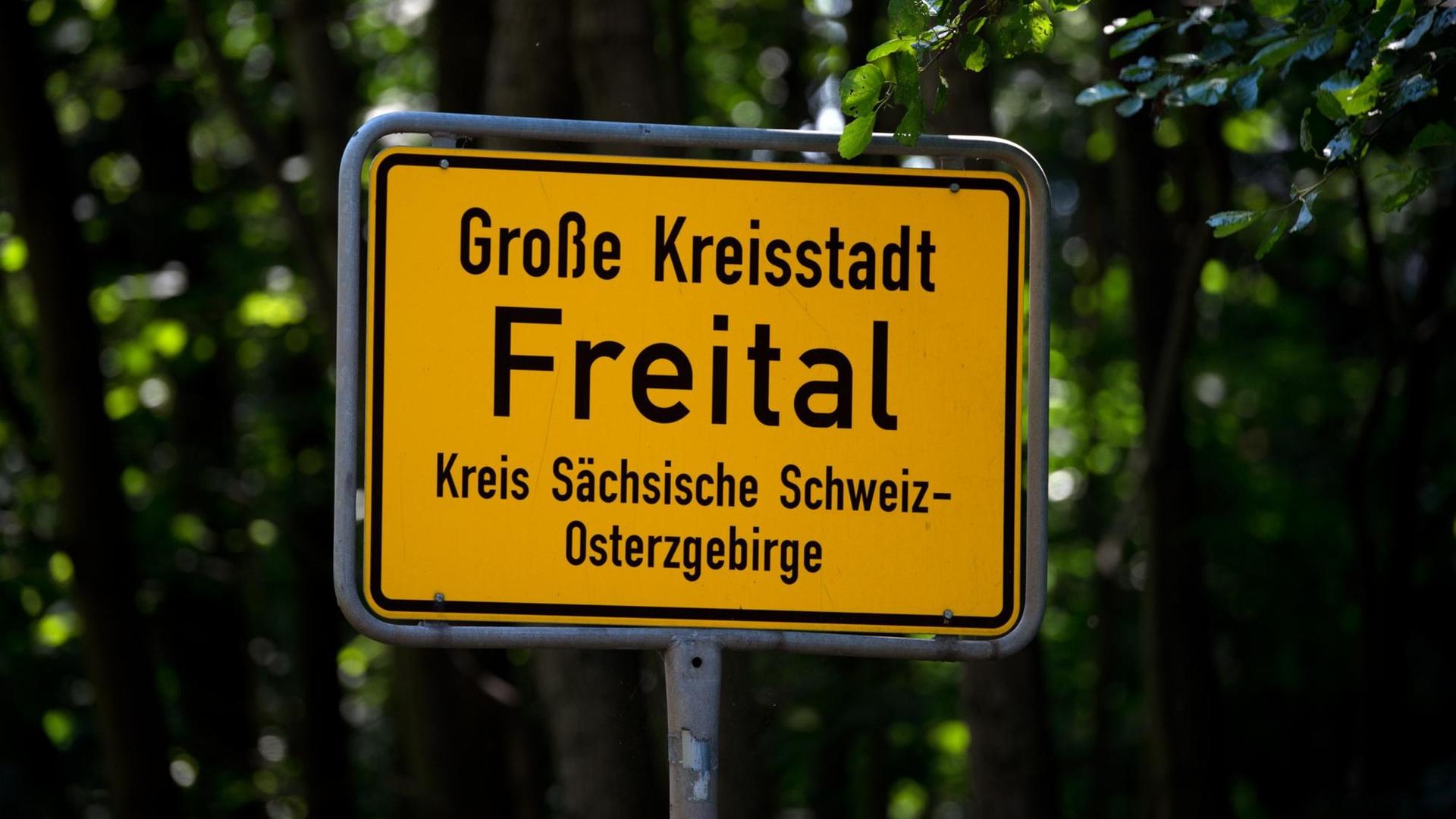 Ortseingangsschild der Großen Kreisstadt Freital in Sachsen. Ortseingangsschild der Großen Kreisstadt Freital in Sachsen.