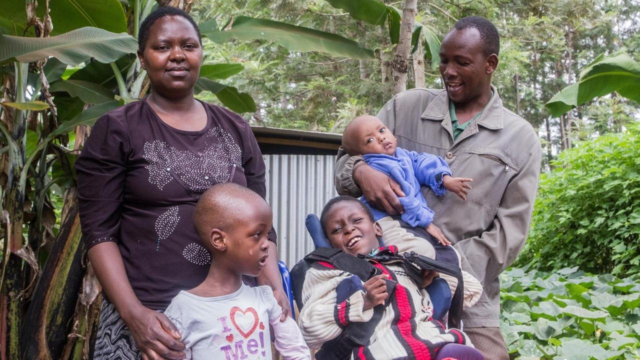 Anne Wangari Wachira und Joseph Wachira Murimi mit ihren drei Kindern. Anne Wangari Wachira und Joseph Wachira Murimi mit ihren drei Kindern.