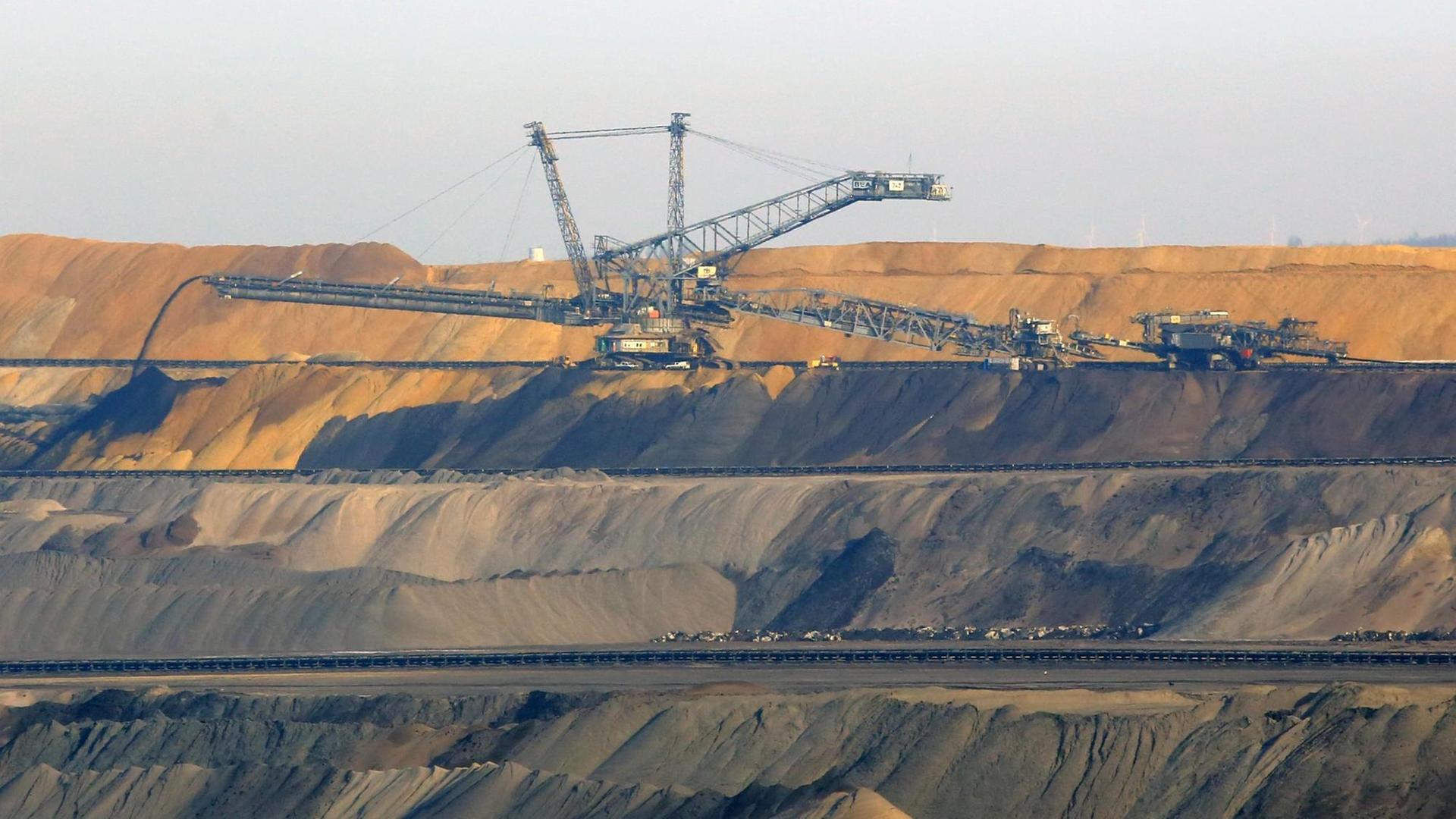 Blick vom Skywalk in der Nähe von Titz-Jackerath ( Kreis Düren ) in den Braunkohletagebau Garzweiler mit seinen Schaufelradbaggern. Am Rande des Tagebaus stehen Windräder.