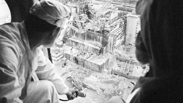 Fachleute messen vom Helikopter aus die radioaktive Strahlung der Atomkraftwerks in Tschernobyl nach dem Reaktorunfall 1986.