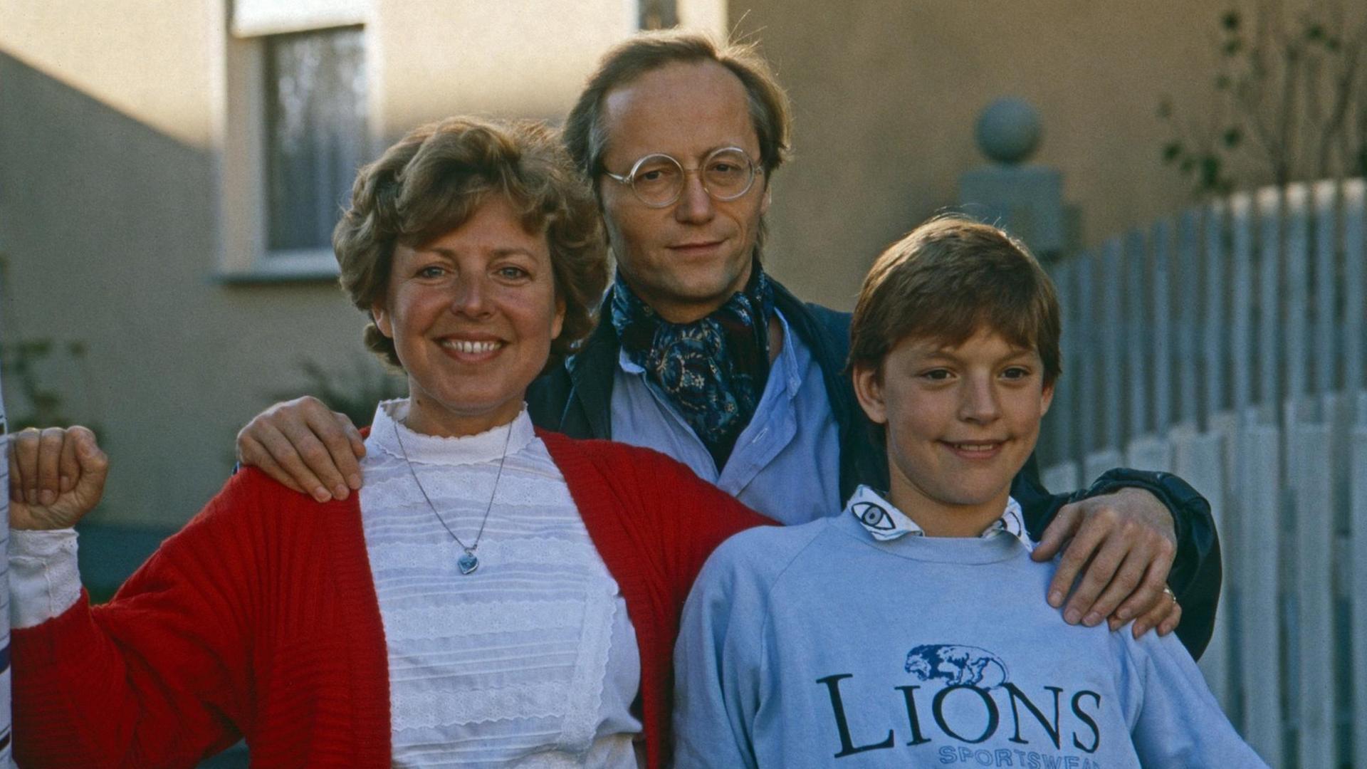 Das Bild zeigt eine Szene aus der Fernsehserie "Lindenstraße" mit Mutter Beimer. Es zeigt die Darsteller Marie Luise Marjan, Joachim Luger und Christian Kahrmann.