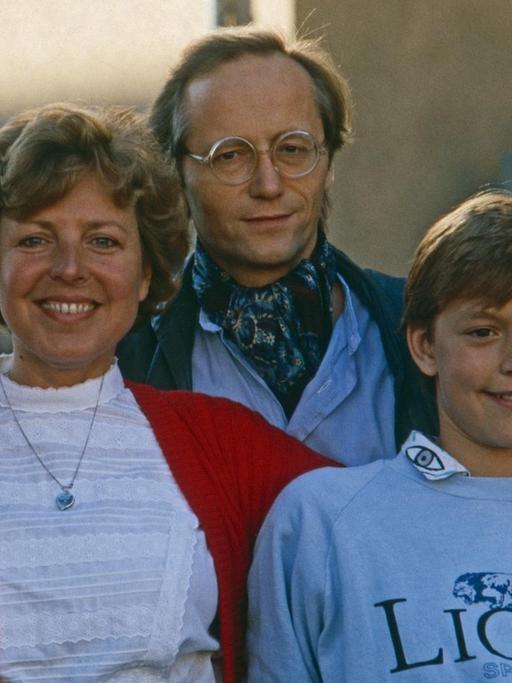 Das Bild zeigt eine Szene aus der Fernsehserie "Lindenstraße" mit Mutter Beimer. Es zeigt die Darsteller Marie Luise Marjan, Joachim Luger und Christian Kahrmann.