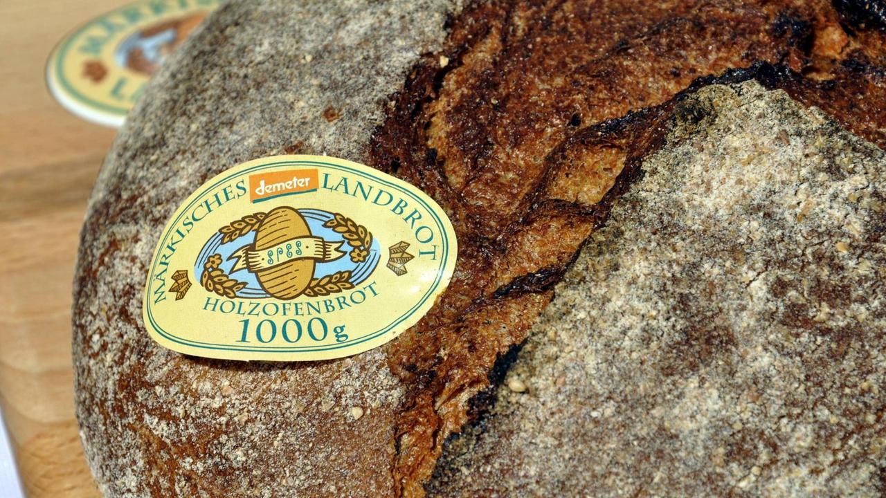Ein Aufkleber des Biobäckers "Märkisches Landbrot" auf einem Laib Brot.
