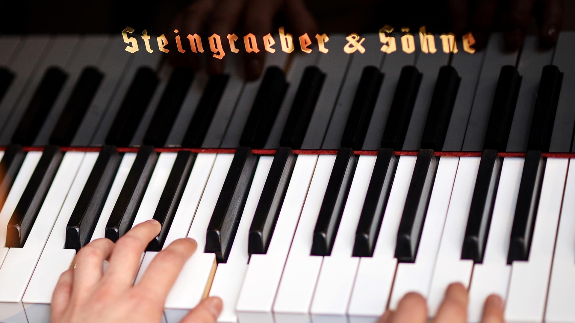 Zwei Hände spielen Klavier. Zwei Hände spielen Klavier.