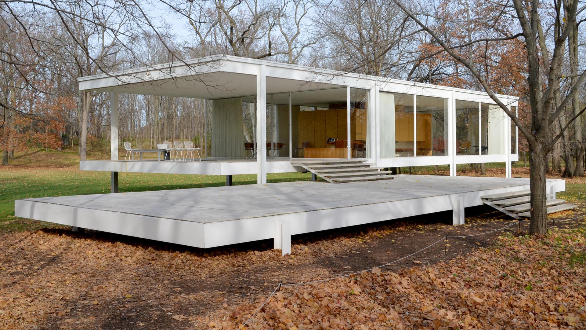 Das vom deutsch-amerikanischen Architekten Ludwig Mies van der Rohe entwickelte Farnsworth House in Plano bei Chicago