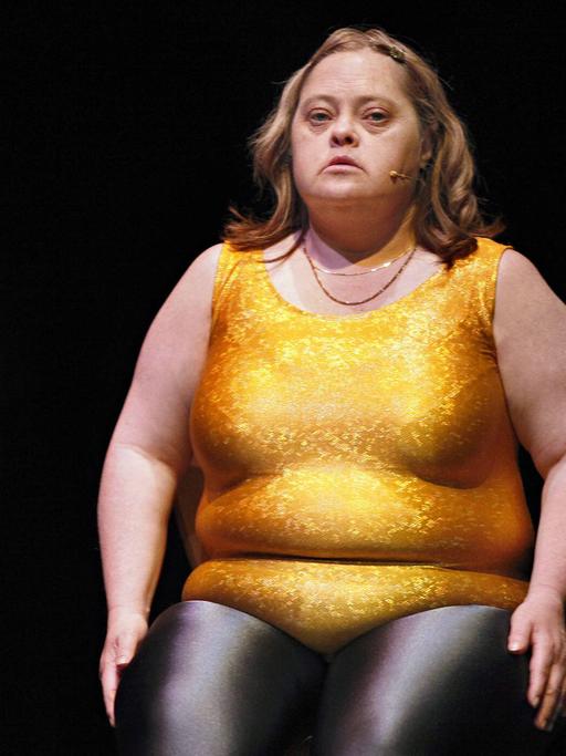 Schauspielerin Nicki Holland bei der Premiere von "Back to Back" des Theatre Australien Food Court, aufgenommen 2011 im Hebbel am Ufer Berlin im Rahmen des Festivals No Limits