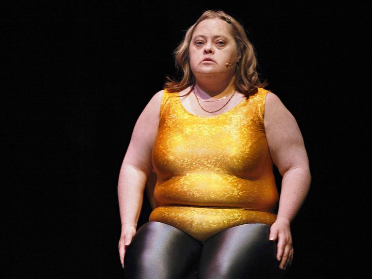 Schauspielerin Nicki Holland bei der Premiere von "Back to Back" des Theatre Australien Food Court, aufgenommen 2011 im Hebbel am Ufer Berlin im Rahmen des Festivals No Limits