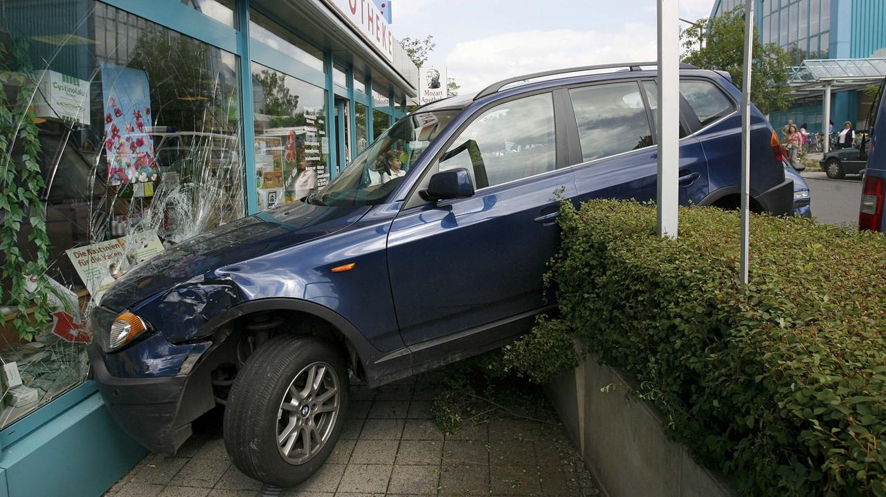 Ein Auto - im Schaufenster gelandet. Ein Auto - im Schaufenster gelandet.