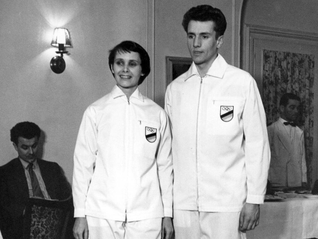 Bei einer gemeinsamen Sitzung der Olympischen Komitees der Bundesrepublik un der DDR wird am 18.03.1956 in München eine Kollektion von Kleidungsstücken für die gesamtdeutsche Olympiamannschaft von Melbourne vorgestellt, die im Ostberliner "Institut für Bekleidungskultur" erarbeitet wurde. Im Bild die Modestudentin Ursula Fählig und Meisterschwimmer Heinz Bühre aus Ostberlin in weissen Schutzanzügen, die speziell gegen die ultraviolette Strahlung der südlichen Sonne getragen werden sollen. Bei einer gemeinsamen Sitzung der Olympischen Komitees der Bundesrepublik un der DDR wird am 18.03.1956 in München eine Kollektion von Kleidungsstücken für die gesamtdeutsche Olympiamannschaft von Melbourne vorgestellt, die im Ostberliner "Institut für Bekleidungskultur" erarbeitet wurde. Im Bild die Modestudentin Ursula Fählig und Meisterschwimmer Heinz Bühre aus Ostberlin in weissen Schutzanzügen, die speziell gegen die ultraviolette Strahlung der südlichen Sonne getragen werden sollen.