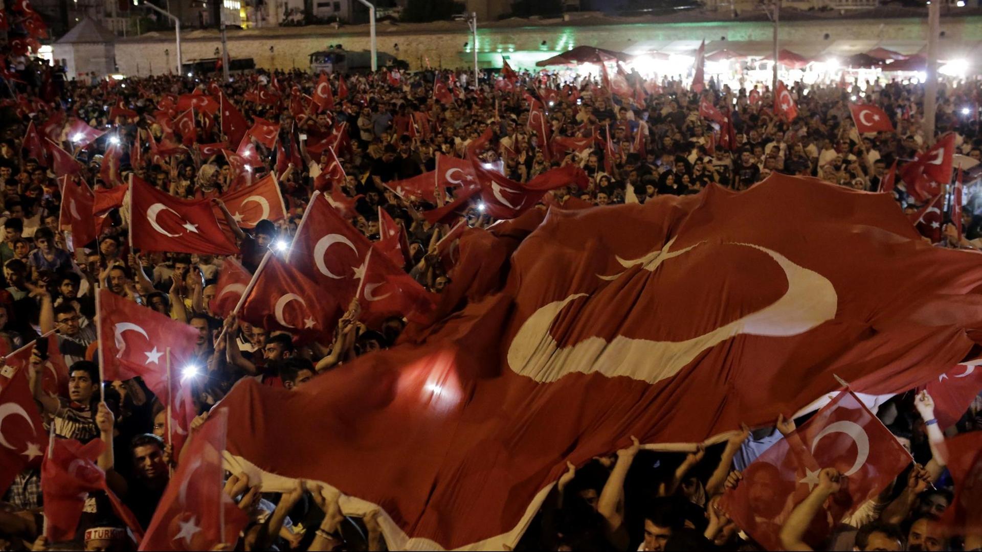 Anhänger des türkischen Präsidenten Erdogan auf dem Taksim-Platz in Istanbul. Anhänger des türkischen Präsidenten Erdogan auf dem Taksim-Platz in Istanbul.