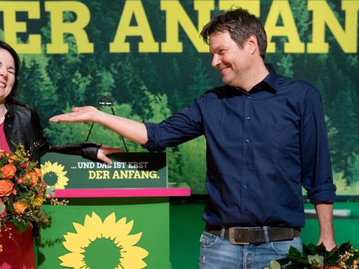Die neuen Bundesvorsitzenden Robert Habeck und Annalena Baerbock freuen sich am 27.01.2018 über ihre Wahl bei einer außerordentlichen Bundesdelegiertenkonferenz von Bündnis 90/Die Grünen.